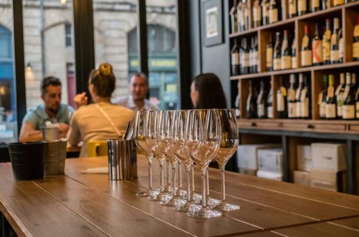 El gasto medio en hostelería cae en verano pese al aumento de turistas
