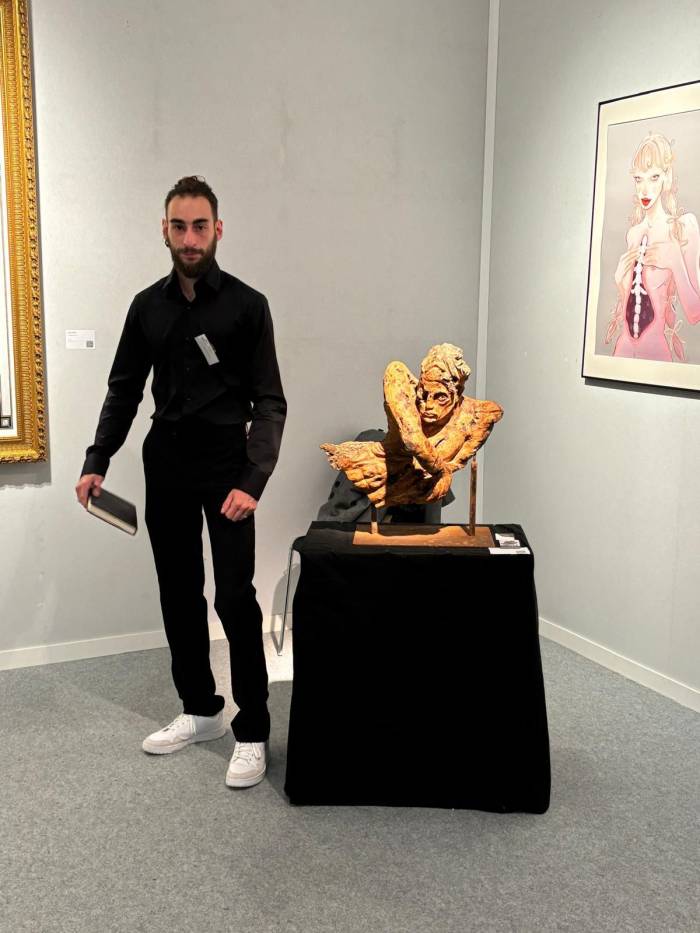 El cava de Almendralejo acompaña la exposición de Samuel Benavent