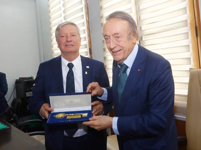 Curicó entrega las Llaves de la Ciudad a Miguel A. Torres