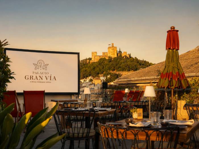 Palacio Gran Vía lleva el cine de verano a su terraza frente a la Alhambra