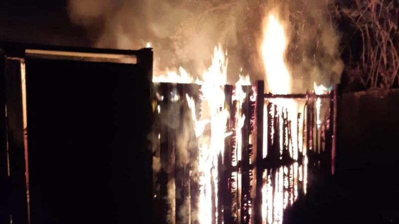 Una sigaretta gettata via ha innescato un incendio in un pub con tetto di paglia nel Leicestershire
