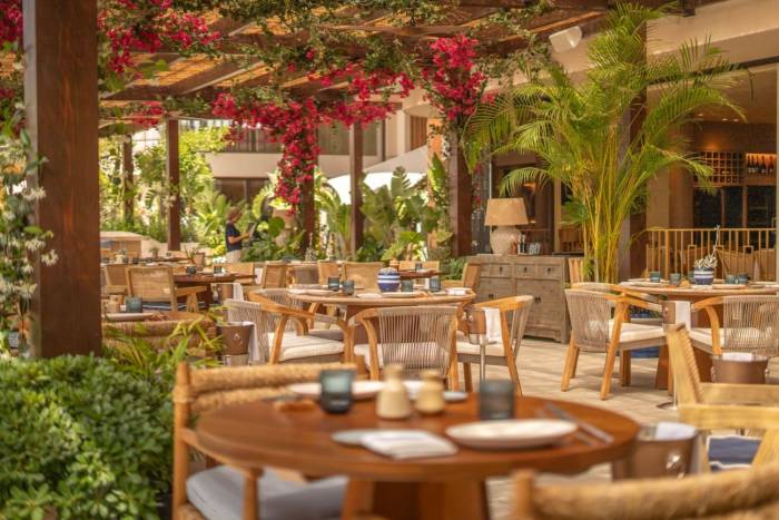 Mar de Sazzon refuerza la oferta gastronómica de Laguna Beach con cocina andaluza de producto local