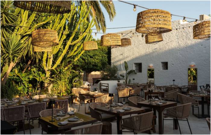 Finca La Plaza lleva a Santa Gertrudis la mesa sin prisa que gana espacio en Ibiza