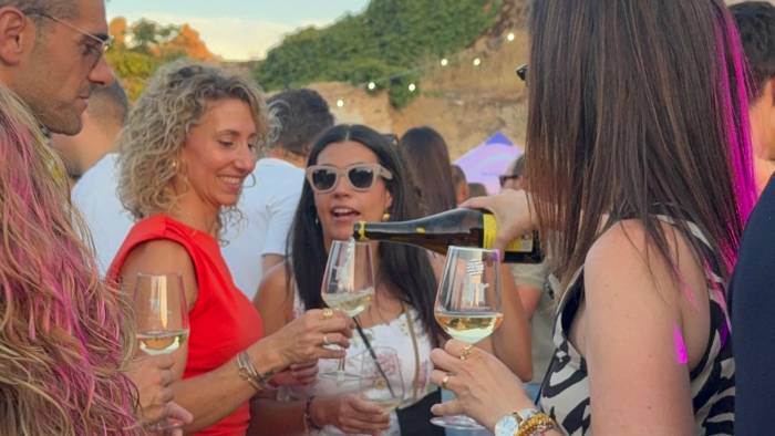 El Tardeo con la DO llena Requena y recauda 1.400 euros para AMACMA D8