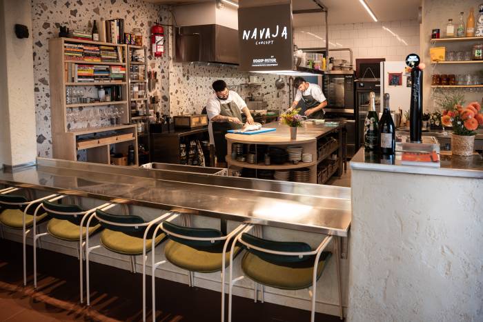 Navaja Concept cumple un año con una cocina a la vista del cliente en Candás