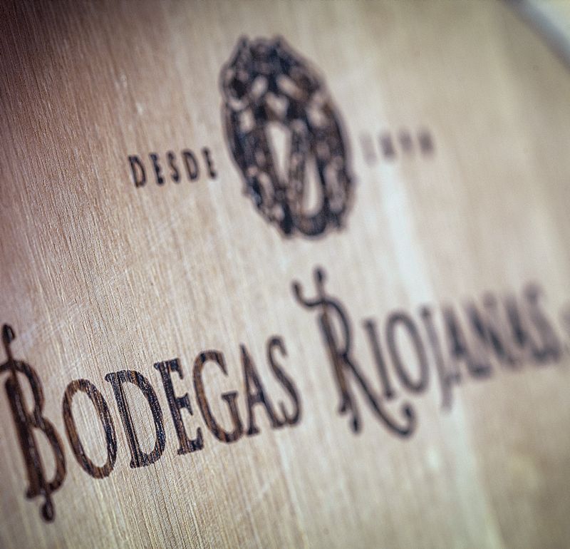 Logo de Bodegas Riojanas en una barrica
