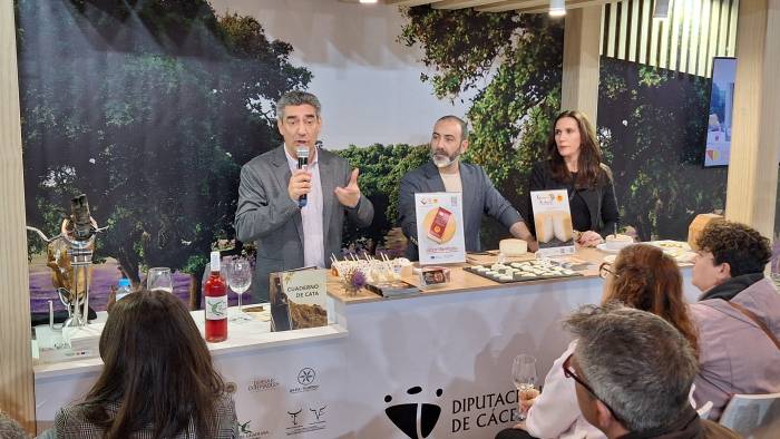 La DOP Torta del Casar refuerza su presencia en la hostelería y el turismo en el Salón H&T Málaga
