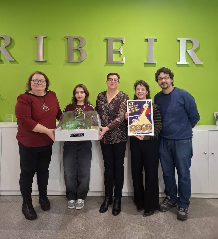 Una estudiante del IES O Ribeiro recibe un premio por su cartel para la Feira do Viño do Ribeiro