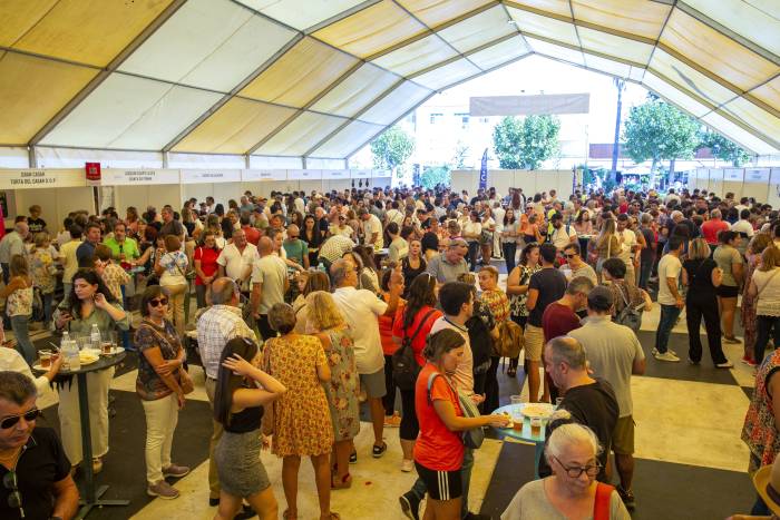 La IX Feria Europea del Queso de Casar de Cáceres reúne a 26 expositores y recibe el Premio QdeQuesos 2025