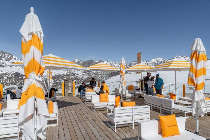 Veuve Clicquot impulsa el après-ski en los Pirineos con dos terrazas exclusivas