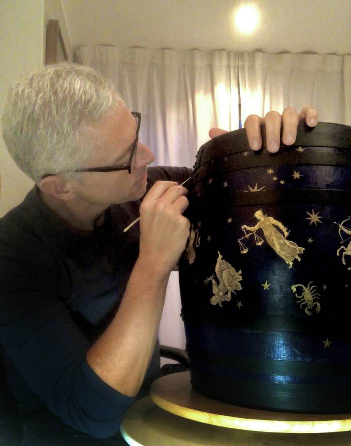 Barbadillo embarca un barril artístico de Vermut Atamán en el Juan Sebastián de Elcano