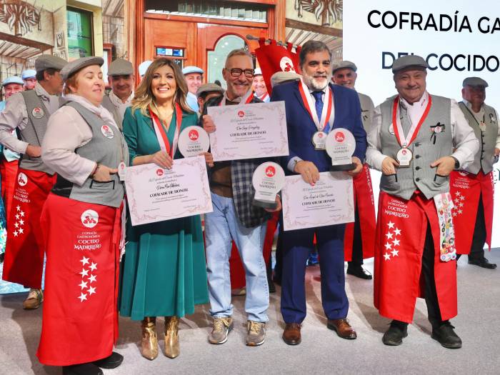 La Cofradía del Cocido Madrileño celebra su 2º Capítulo en Fitur con homenajes y nuevos embajadores