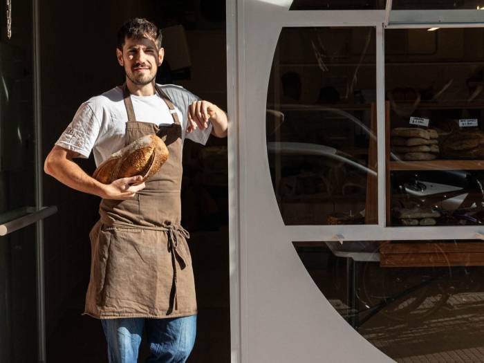 Levando llega a Mar del Plata con panes artesanos y un banquete especial