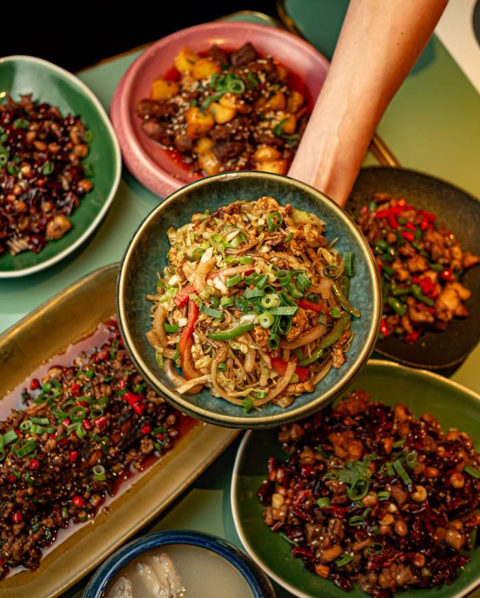 Hammer acerca la cocina picante de Sichuan a Madrid y Barcelona con chefs llegados de China