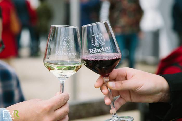 El público podrá votar entre 52 carteles para la Feira do Viño do Ribeiro 2026 en Ribadavia