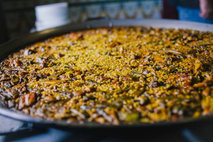La paella se convierte en referencia del coste de la vida en 2026