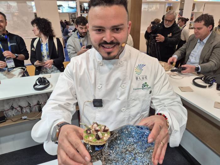 Rigoberto Almeida lleva la galleta de gofio aérea de Fuerteventura a Madrid Fusión