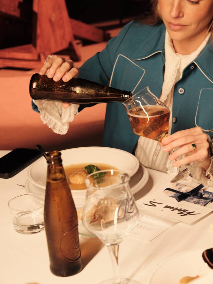 Rivera Reposada presenta su nueva cerveza con una campaña que apuesta por el disfrute consciente