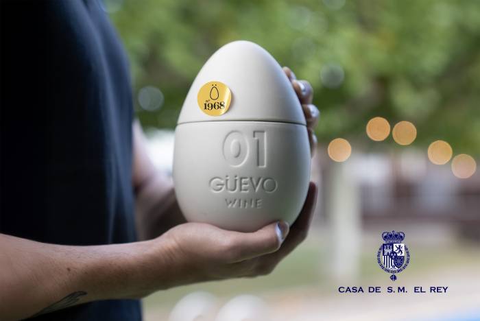 El Rey Felipe VI recibe una botella única de Güevo Wine con motivo de su cumpleaños