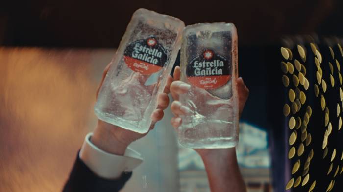 Estrella Galicia celebra 120 años con una campaña que imagina un mundo de hielo en vez de cerveza