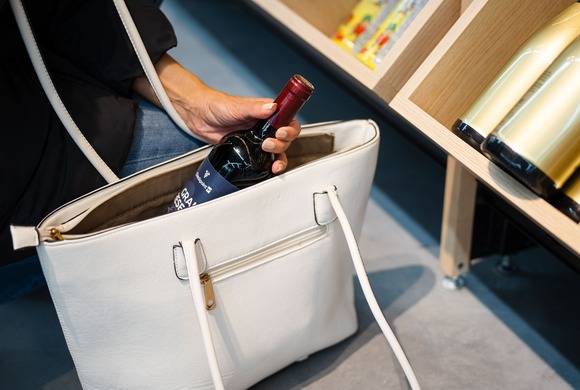 Los hurtos en comercios alcanzan los 817 millones de euros en invierno y crecen la violencia y la reincidencia