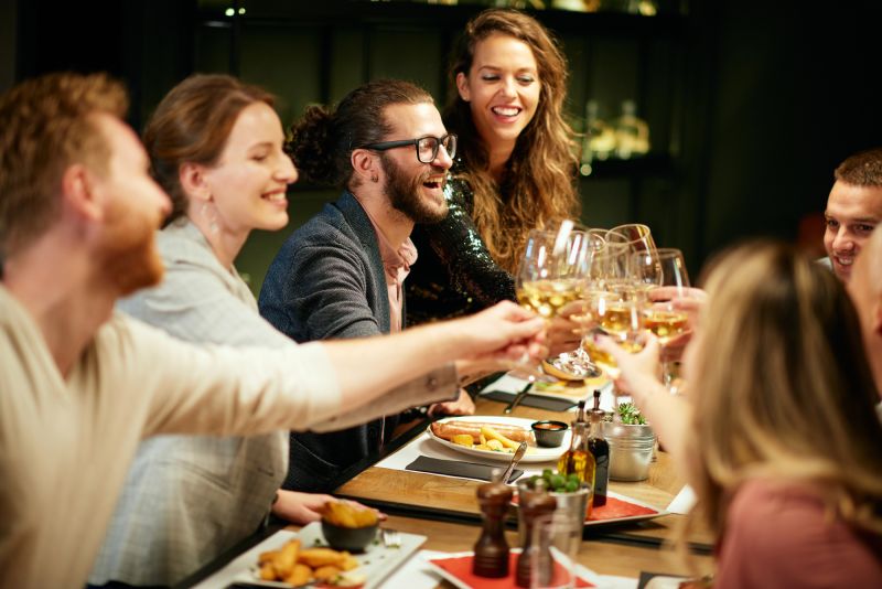 ¿Vivir más por beber vino o por compartirlo con otros?