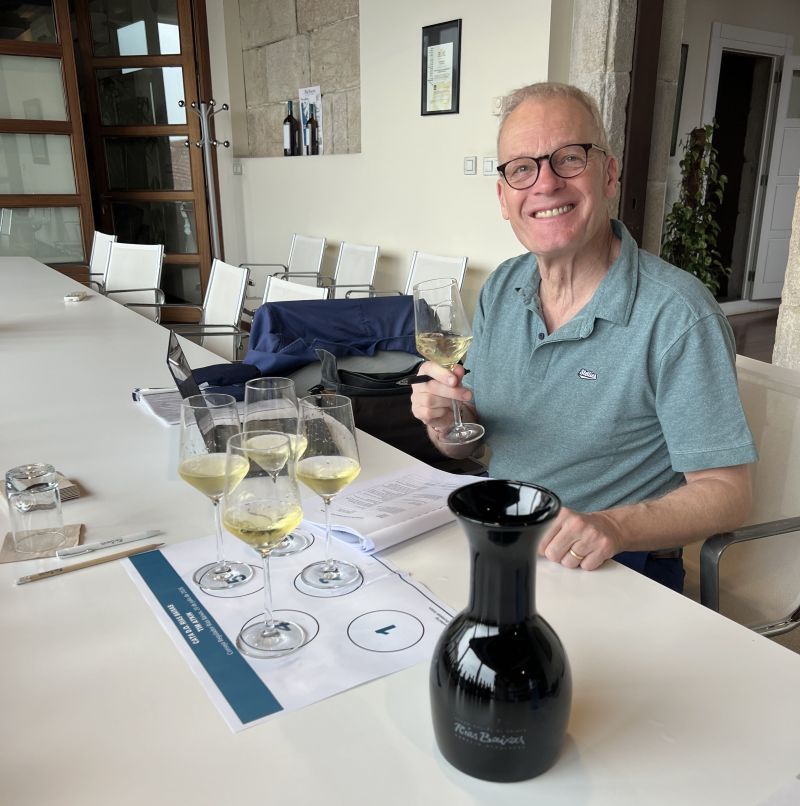 Tim Atkin refuerza el prestigio de Rías Baixas con una nueva gira por 44 bodegas