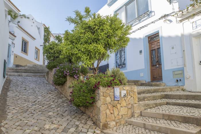 El Algarve mantiene el verano pausado entre pueblos blancos, mercados locales y playas atlánticas