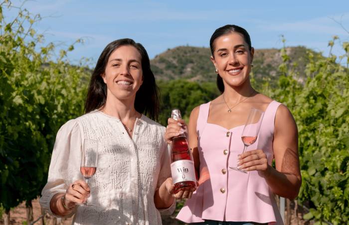 Win Sin Alcohol lanza una edición limitada firmada por Carolina Marín