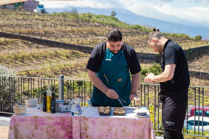 Bodegas Monje refuerza su oferta de enoturismo con cenas, talleres y experiencias sensoriales