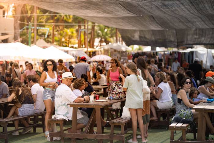 Hippy Market Punta Arabí amplía su horario este verano