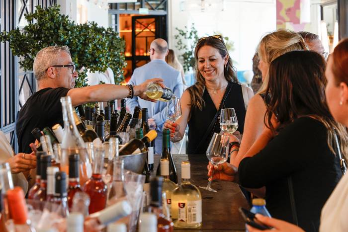 URbanitas del Vino lleva 55 referencias de Utiel-Requena a siete barrios de València