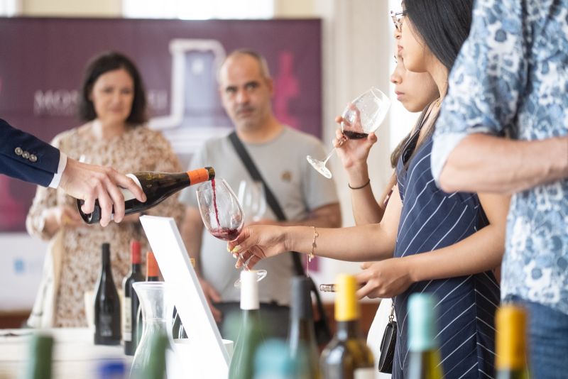 Monterrei lleva 45 vinos a Santander para abrirse paso en el mercado cántabro