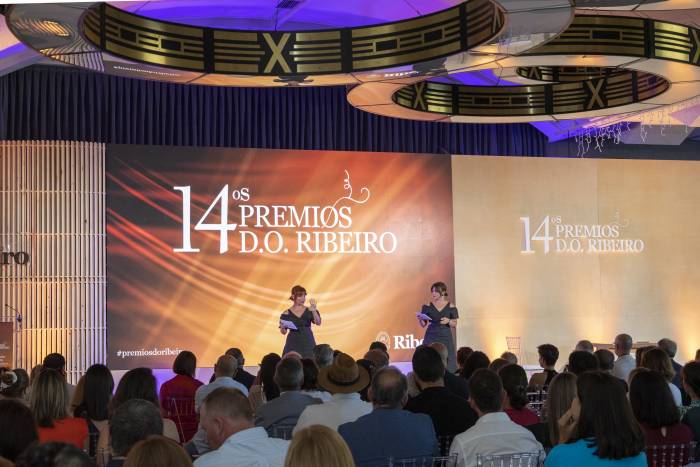 Ribeiro premia a tres locales de Vigo por su papel en la difusión de sus vinos