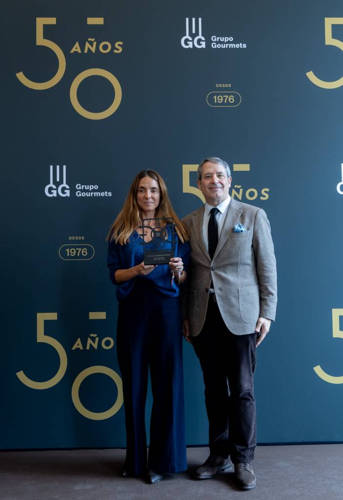 Martina Prieto Pariente recibe el Premio 50 Aniversario de Grupo Gourmets por su aportación al vino y la gastronomía