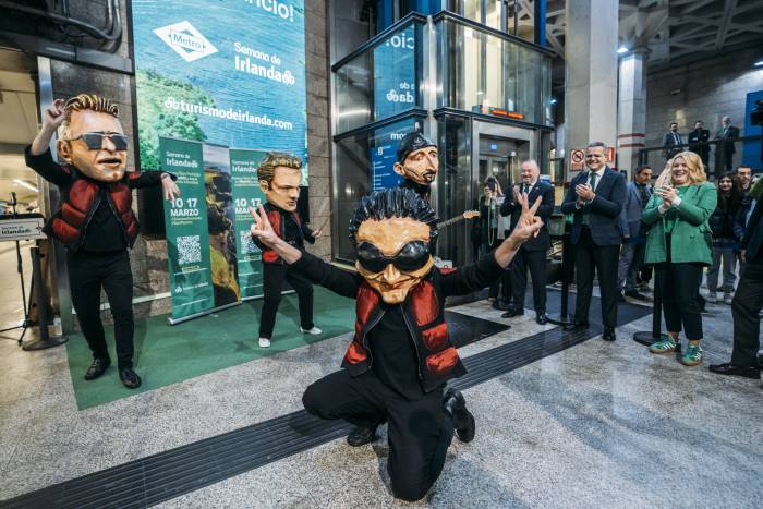 La estación de Sol acoge un concierto sorpresa de gaitas y tributo a U2 como antesala del Desfile de San Patricio