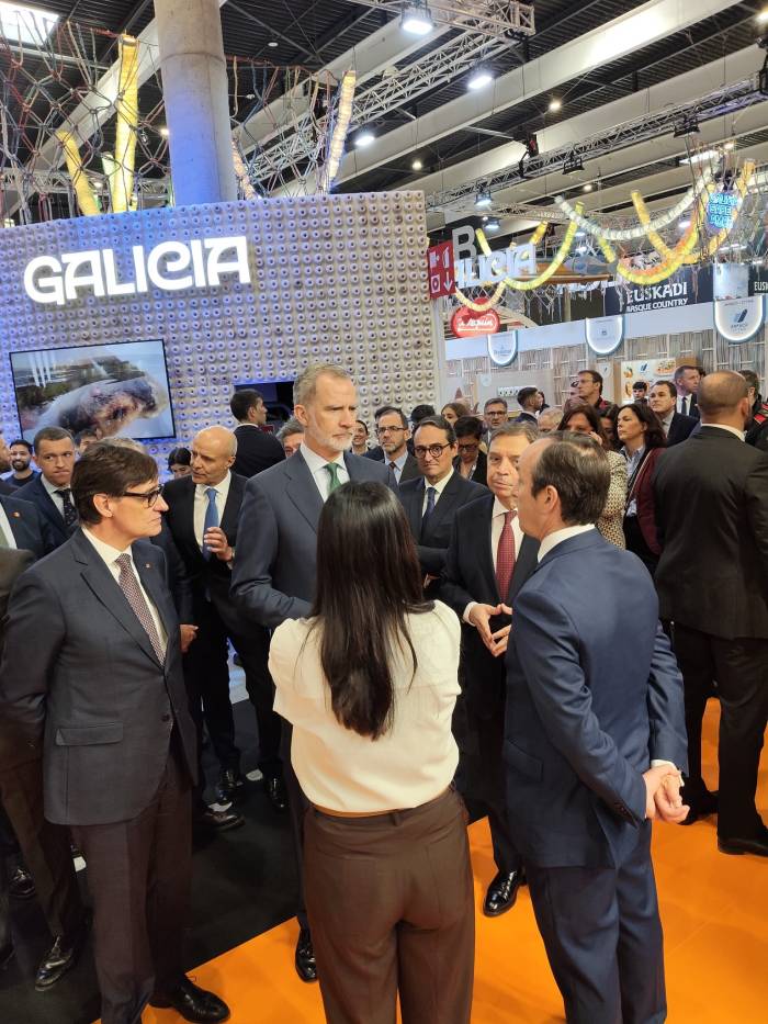 Felipe VI visita el stand de FIAB en Alimentaria&Hostelco y conoce el récord exportador del sector
