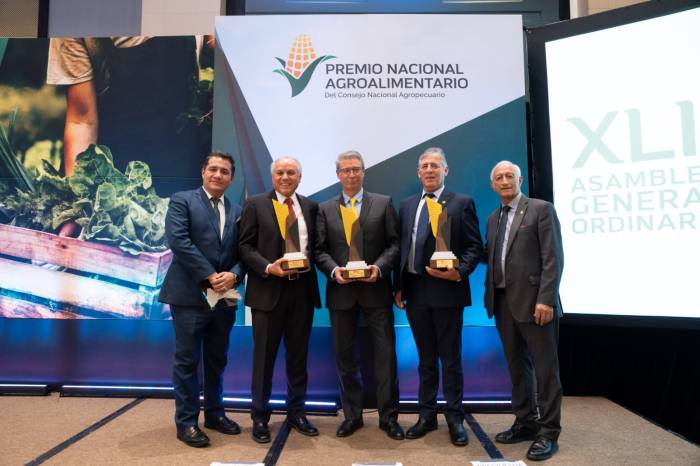 Agricultura Nacional (Dragón) recibe su tercer Premio Nacional Agroalimentario y celebra 90 años de historia