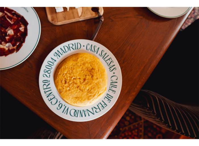 Casa Salesas celebra el Día de la Tortilla de Patata con su receta jugosa y con cebolla