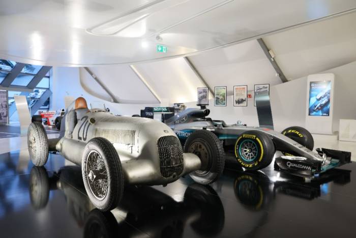 Mercedes-Benz exhibe en Zaragoza sus vehículos de competición más emblemáticos en una muestra inédita