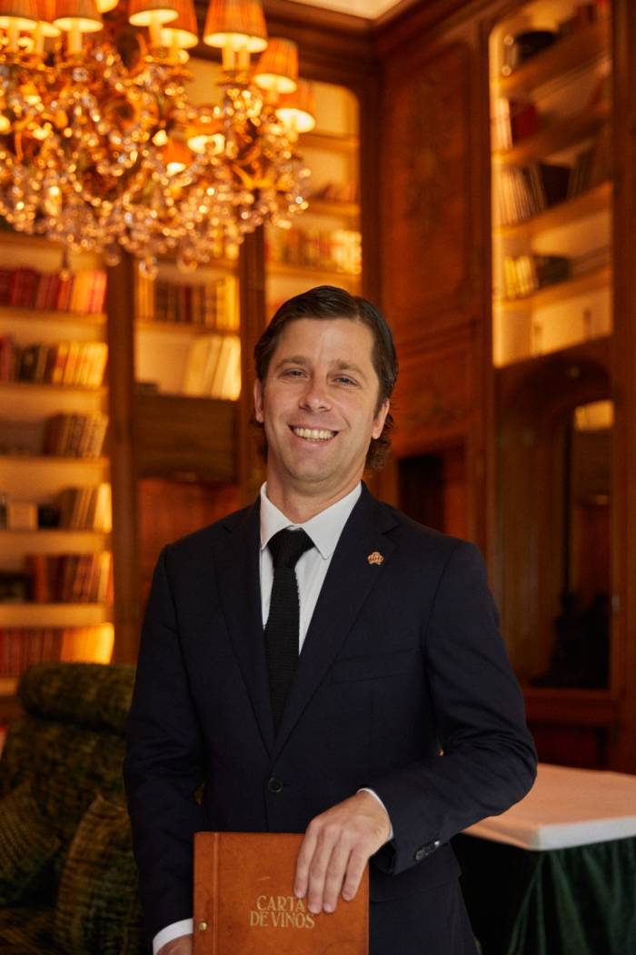 Carlos Taboada, head sommelier de Santo Mauro, único español nombrado Oficial de la Ordre des Coteaux de Champagne