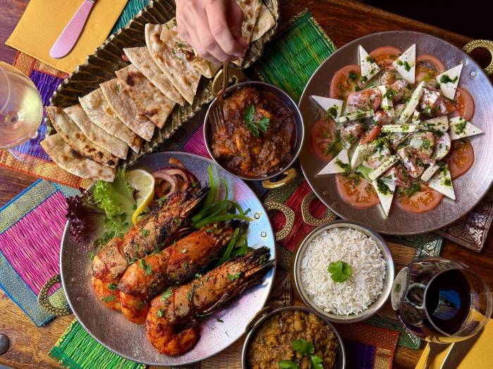 Mayura celebra 20 años en Barcelona con una carta especial inspirada en el festival Holi