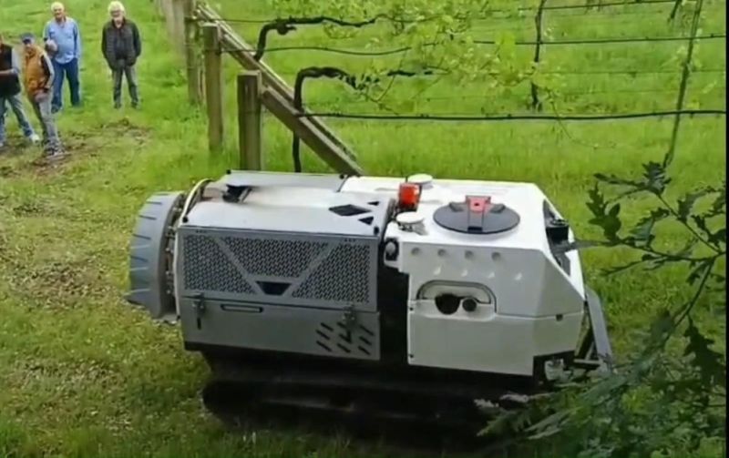 Robot sprayer completes vineyard test in Galicia