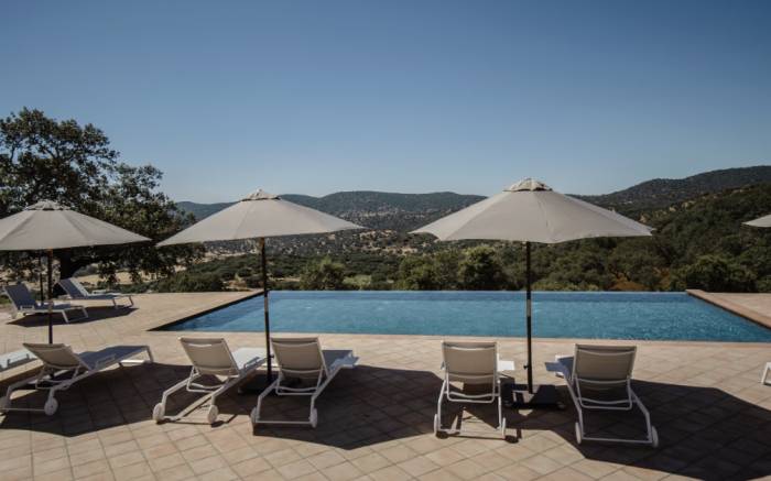 La Dehesa de Don Pedro abre su piscina infinity en el sur de Extremadura