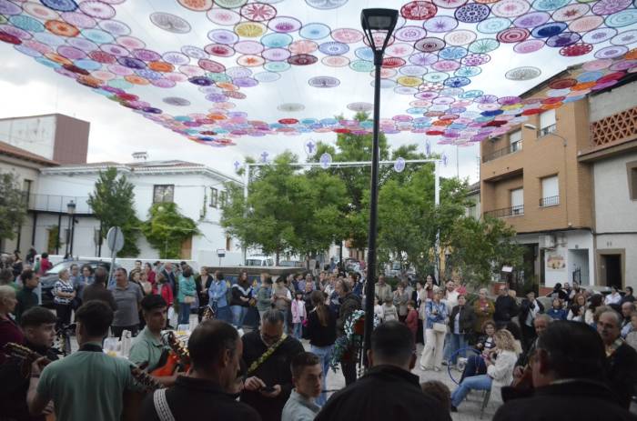 Piedrabuena estrena un toldo de ganchillo de 100 metros cuadrados