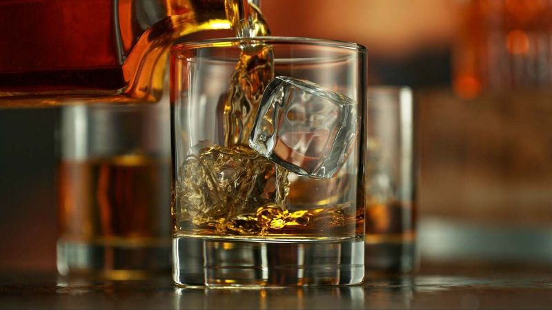 Trump levanta los aranceles al whisky escocés tras la visita de Carlos III