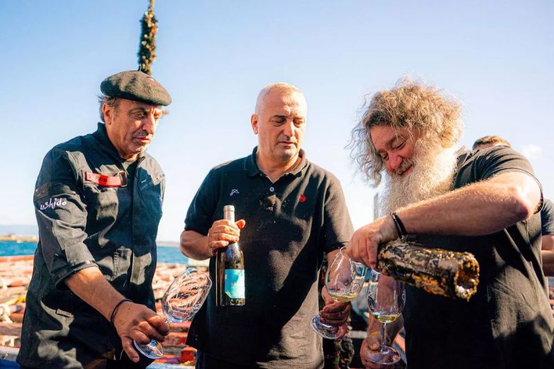 Raúl Pérez recupera del fondo de la ría de Arousa su albariño tras más de 15 años