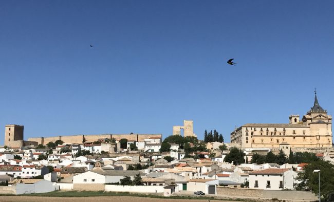Uclés con su monasterio al fondo