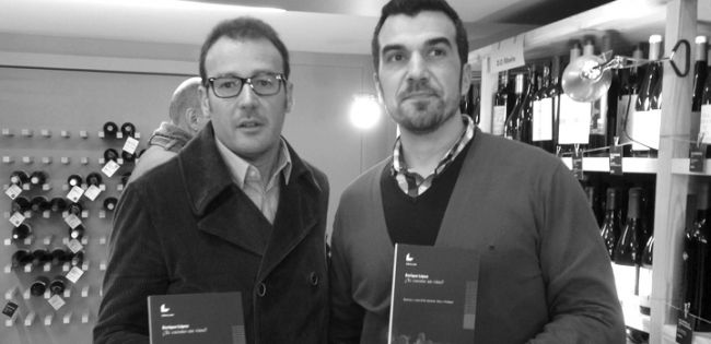 Enrique López con Manyo Moreira, enólogo de la bodega de Rías Baixas Mar de Envero