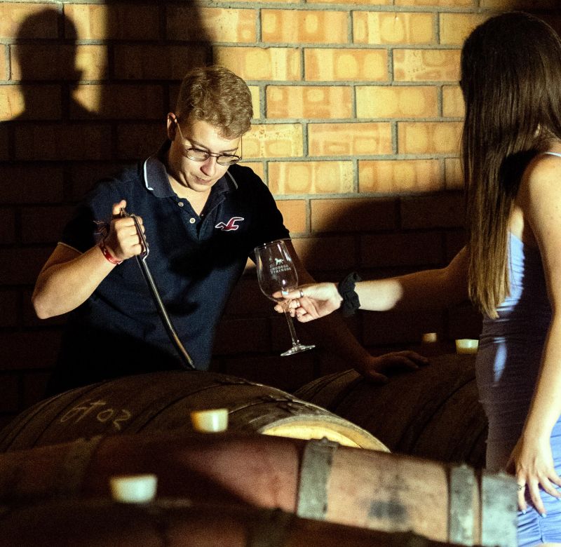 Álvaro Carballal sirviendo una barrica de Garnacha dulce del ´02